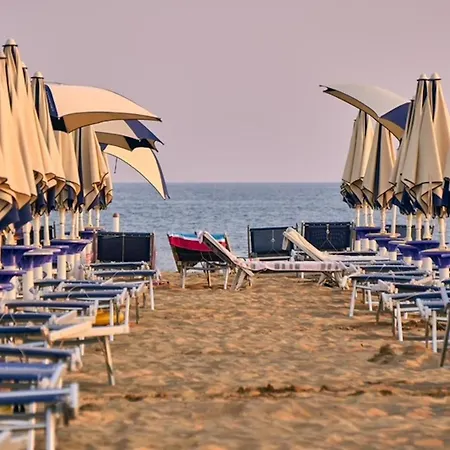 With Outdoor Patio And Fireplace Апартаменти