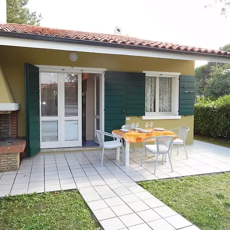 With Outdoor Patio And Fireplace Apartment *