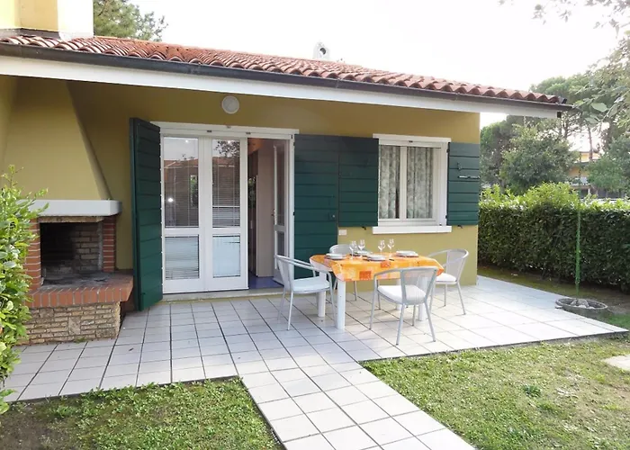 With Outdoor Patio And Fireplace شقة *